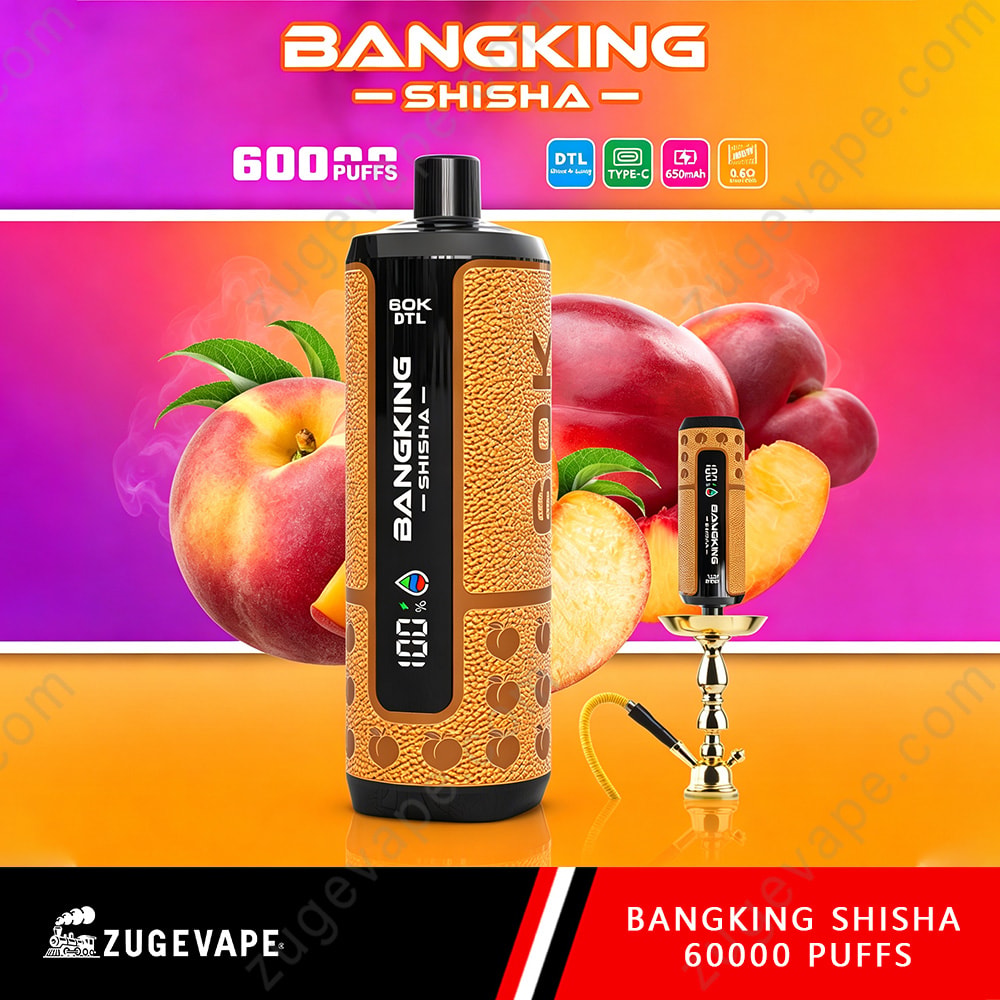 Bang King Shisha 60000 Puffs – Dtl Shisha 60K Vape 10 Une bouteille de chicha Bangking avec un motif en nid d'abeille, un affichage numérique et 6 000 bouffées, placée à côté d'un petit embout de narguilé et de pêches fraîches sur un fond rose-orange vif.
