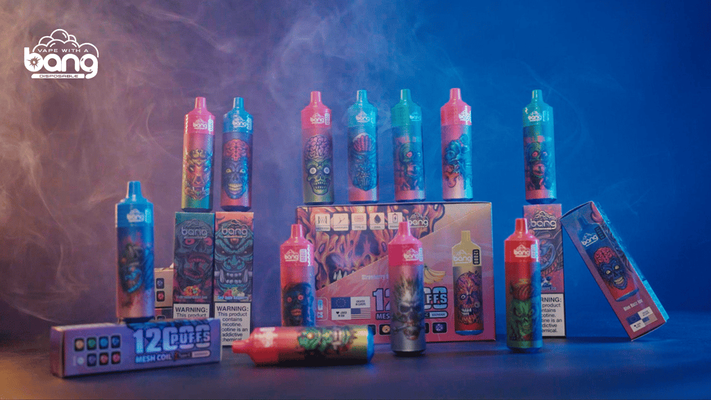 Diverse Bang wegwerp-vape-pennen en kleurrijke verpakkingen met grafische monsterontwerpen, gerangschikt op een rokerige achtergrond met het Bang-logo in de linkerbovenhoek.