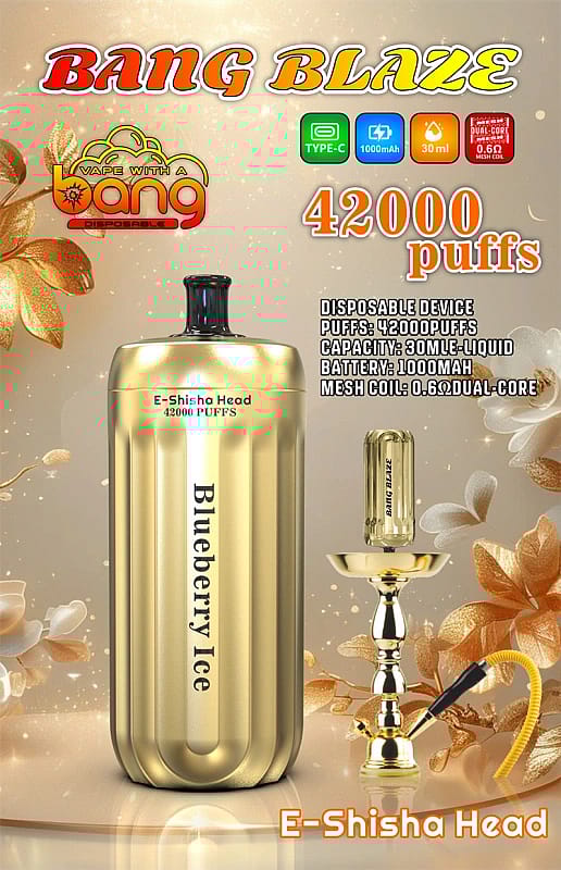 Kampanjbild för The Bang Blaze E-Shisha-huvud i blåbärsismak, som visar upp en guldfärgad enhet som kan 42 000 puffar, med ett 1 000 mah batteri, 30 ml e-vätskekapacitet och 0,6 Ω dubbelkärnig nätspiral i bakgrunden, med en dekorspole för illustration.