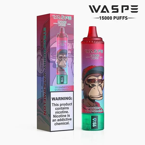 Un dispositivo per svapare rosso e verde con l'etichetta "Waspe 15000 Puffs Strawberry Watermelon" raffigurante una scimmia con occhiali da sole, esposto accanto alla confezione contenente un'avvertenza sulla nicotina.