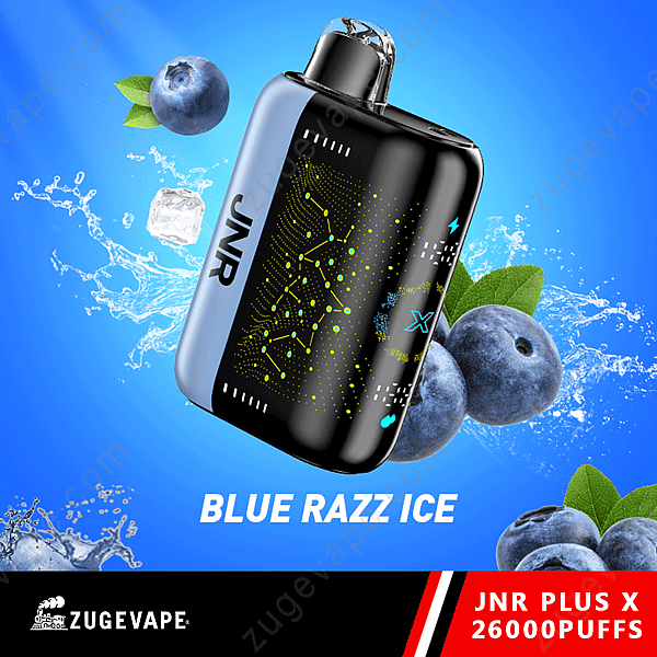 Un appareil à vapotage avec la marque « Jnr », entouré de myrtilles et de glace, avec le texte « Blue Razz Ice » et « Jnr Plus X 26000 Puffs » affichés.