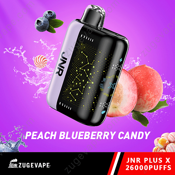 Appareil à vapotage avec la marque « Jnr », entouré d'illustrations de myrtilles, de pêches et de bonbons sur fond violet. Le texte indique « Peach Blueberry Candy » et « Jnr Plus X 26000 Puffs ».