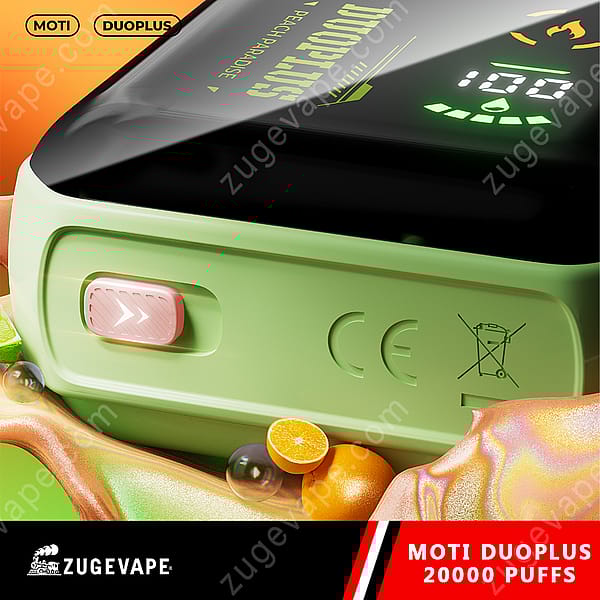 En närbild av en grön elektronisk vape-enhet märkt &Quot;Moti Duo Plus&Quot; Med en rosa skjutknapp, certifieringssymboler och fruktdekorationer i bakgrunden.