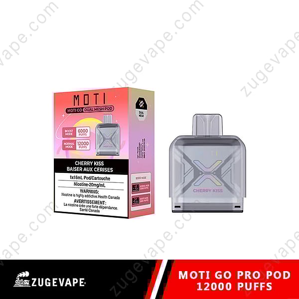 Une boîte d'emballage pour le pod Moti Go Pro, étiquetée « Cherry Kiss », indiquant des informations sur la teneur en nicotine, le nombre de bouffées (6 000 en mode Boost et 12 000 en mode normal) et un pod transparent avec un embout buccal sur le dessus. Le design présente un fond dégradé avec des graphiques colorés et des étiquettes d'avertissement en anglais et en français.