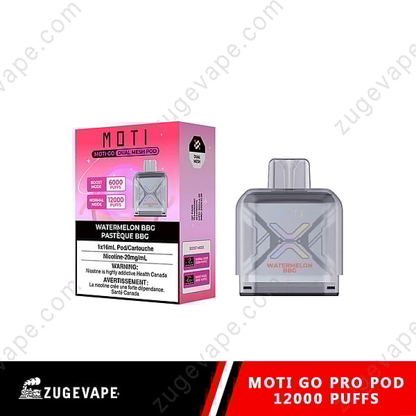 Une boîte de produit pour le pod Moti Go Pro, comprenant un pod transparent, étiqueté « Watermelon Bbg », avec des détails sur la concentration en nicotine et la capacité de bouffée. La boîte met en évidence des fonctionnalités telles que le « mode Boost » et le « mode normal », et comprend des avertissements de santé.