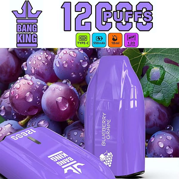 Un dispositivo Purple Bang King Vape con scritta "Blueberry Grape", circondato da uva fresca e gocce d'acqua, che ne evidenzia le caratteristiche: 12000 tiri, ricarica di tipo C, batteria da 550 mAh, capacità di 18 ml e bobina a maglie da 1,2 Ω.