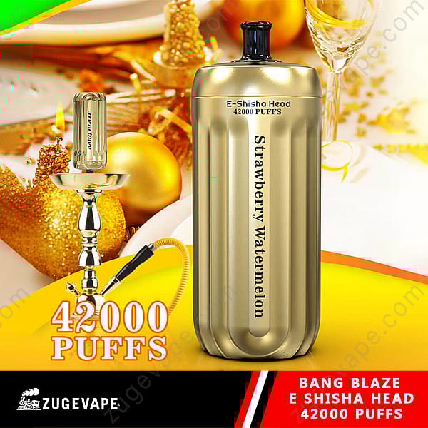 Guldfärgad E-Shisha Vaporizer märkt 'Strawberry Watermelon, 42000 Puffs', visas tillsammans med en vattenpipa i traditionell stil med festliga gyllene dekorationer.