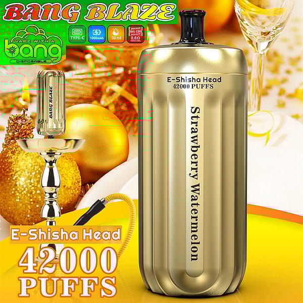 Reklambild av ett guldfärgat E-shisha-huvud med "Bang Blaze"-märke, reklam för 42 000 puffar och en jordgubbsvattenmelonsmak, med festliga bakgrundselement.