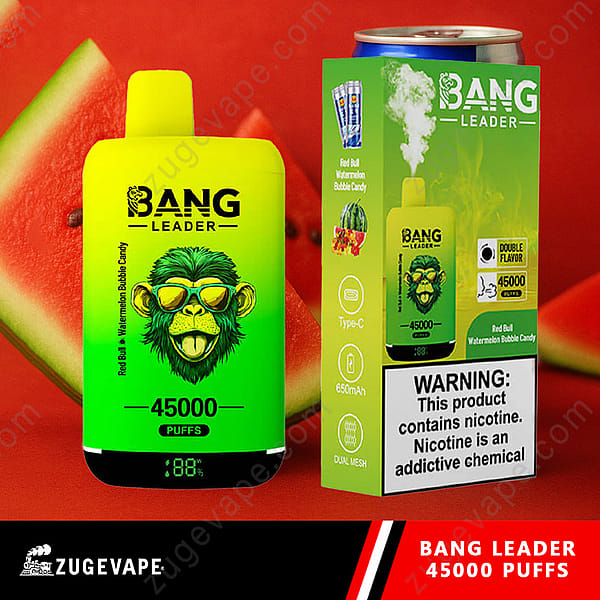 Image promotionnelle de l'appareil et de l'emballage de vapotage Bang Leader présentant une palette de couleurs jaune-vert, un graphique de singe et étiqueté avec les saveurs « 45 000 bouffées » et « Red Bull Watermelon Bubble Candy », ainsi qu'un avertissement concernant la teneur en nicotine, sur fond de pastèque.