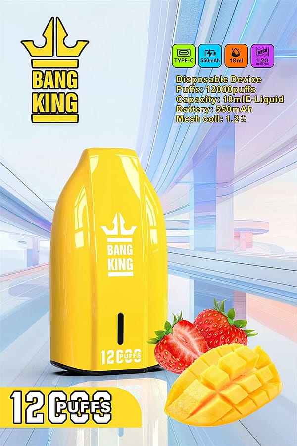 Un dispositivo di svapo monouso giallo brillante con l'etichetta "Bang King", accompagnato da immagini di fragole e un mango, con testo che ne mostra le caratteristiche come "12000 tiri", "Tipo-C" e "Batteria da 550 mAh". Lo sfondo è un design futuristico con linee e colori morbidi.
