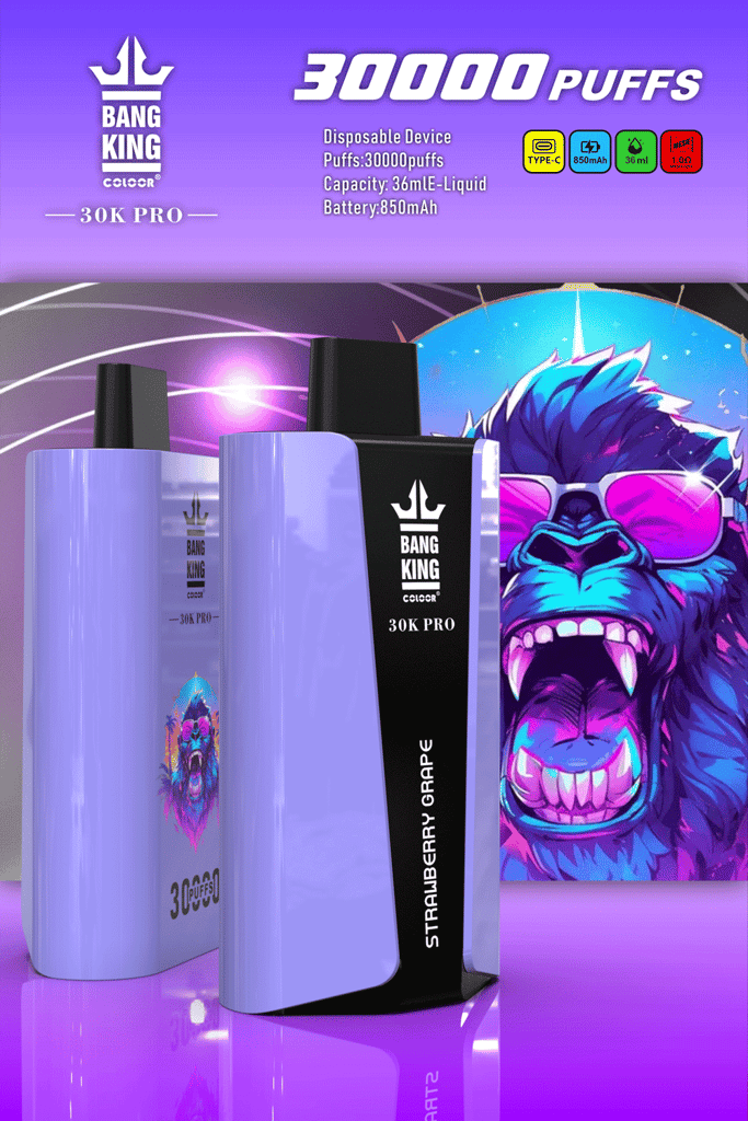 Bang-King-30000Puffs-Pro-Srtawberry-Uva &Quot;Dispositivo per svapo monouso Bang King 30K Pro con 30.000 tiri, capacità di e-liquid da 36 ml, batteria da 850 mAh e aroma di fragola e uva con vivace design viola e grafica di gorilla sullo sfondo.&Quot;