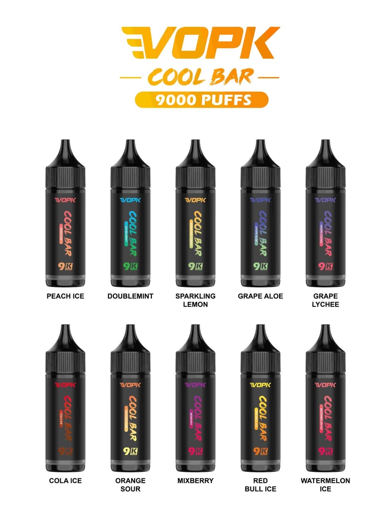 Présentoir de produits de vapotage avec 10 saveurs : glace à la pêche, menthe double, citron pétillant, aloès au raisin, litchi au raisin, glace au cola, orange aigre, mixberry, glace Red Bull et glace à la pastèque, étiquetés « Vopk Cool Bar 9000 Puffs ».