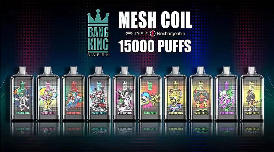 Una línea de dispositivos de vapeo coloridos etiquetados como "Bang King Vapen" con ilustraciones de varios personajes de dibujos animados, cada uno con una capacidad de "15 000 bocanadas". Los dispositivos se muestran sobre un fondo degradado con el texto "Mesh Coil" y "Type-C Recharged".
